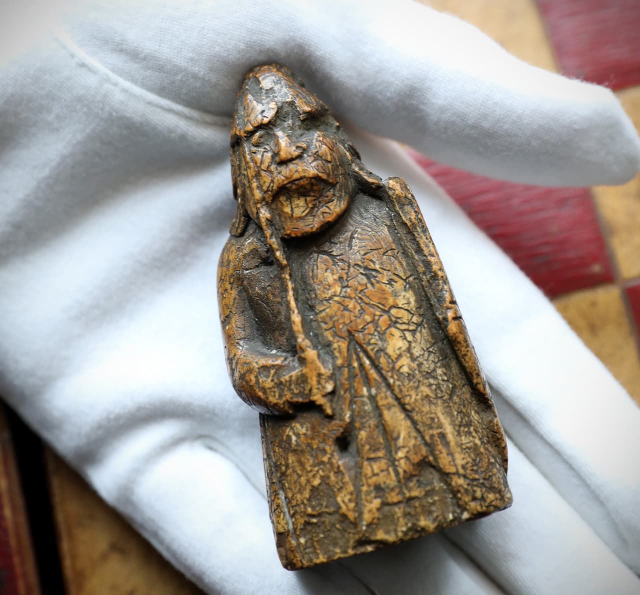 Cuando olvidan un tesoro en un cajón: encuentran una pieza de ajedrez que puede costar más de 1 millón de dólares