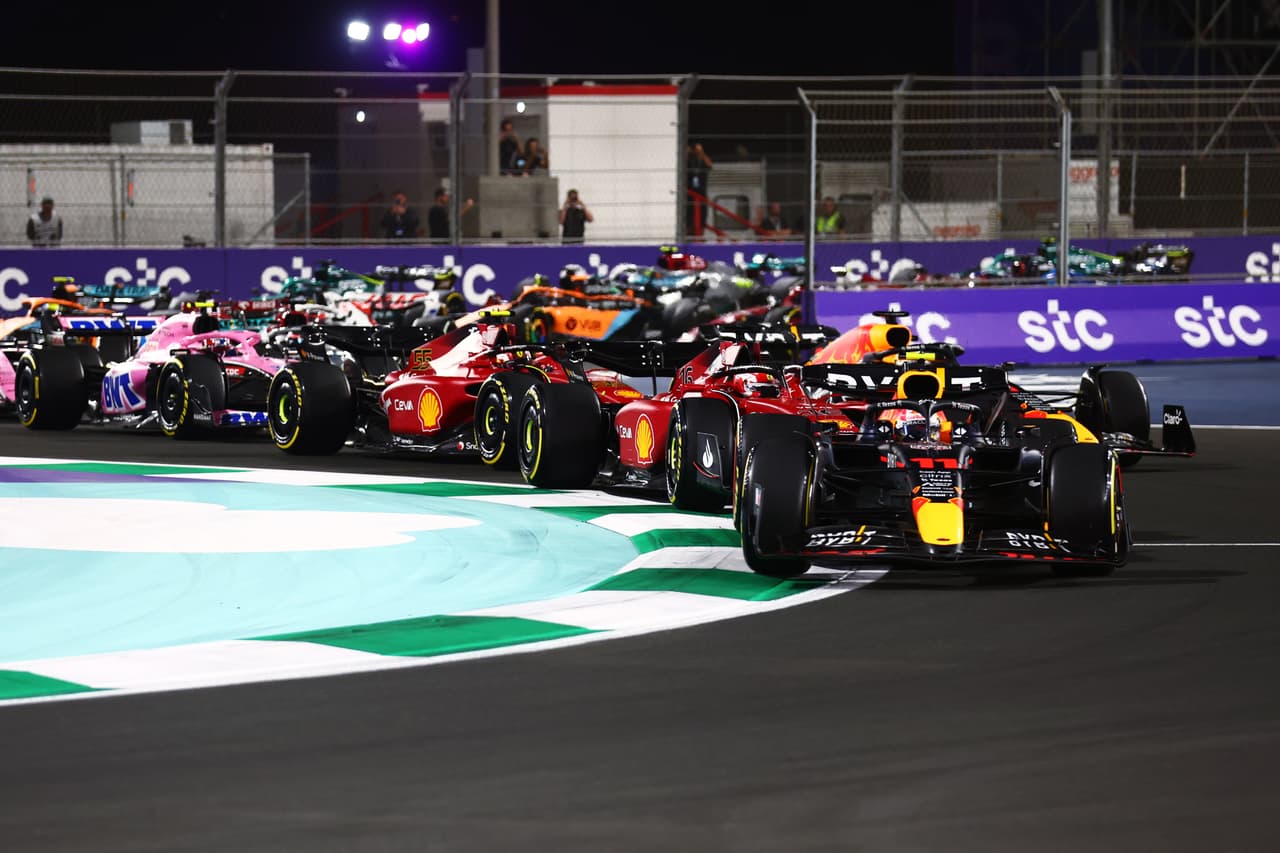 Max Verstappen fue el gran vencedor del GP de Arabia Saudita de la Fórmula 1 sobre Ferrari; Sergio Pérez sufrió una mala estrategia y qued´´o en cuarto tras iniciar en primer lugar.