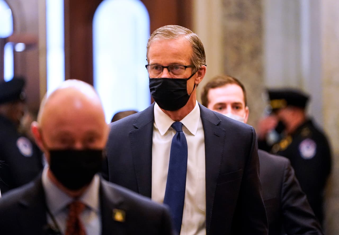 El republicano
<b>John Thune, que representa en el Senado a Dakota del Sur, </b>dijo que después de ver los videos del 6 de enero, el caso presentado por los gerentes de juicio político de la Cámara Baja
<b>es "muy convincente" </b>y señaló que no descarta votar para condenar a Trump.
<br>
<br>Los administradores, en su opinión, tuvieron una
<b>"presentación sólida, organizada de una manera que creo que la hace muy convincente"</b>, según dijo a los periodistas al terminar la sesión del miércoles.
<br>