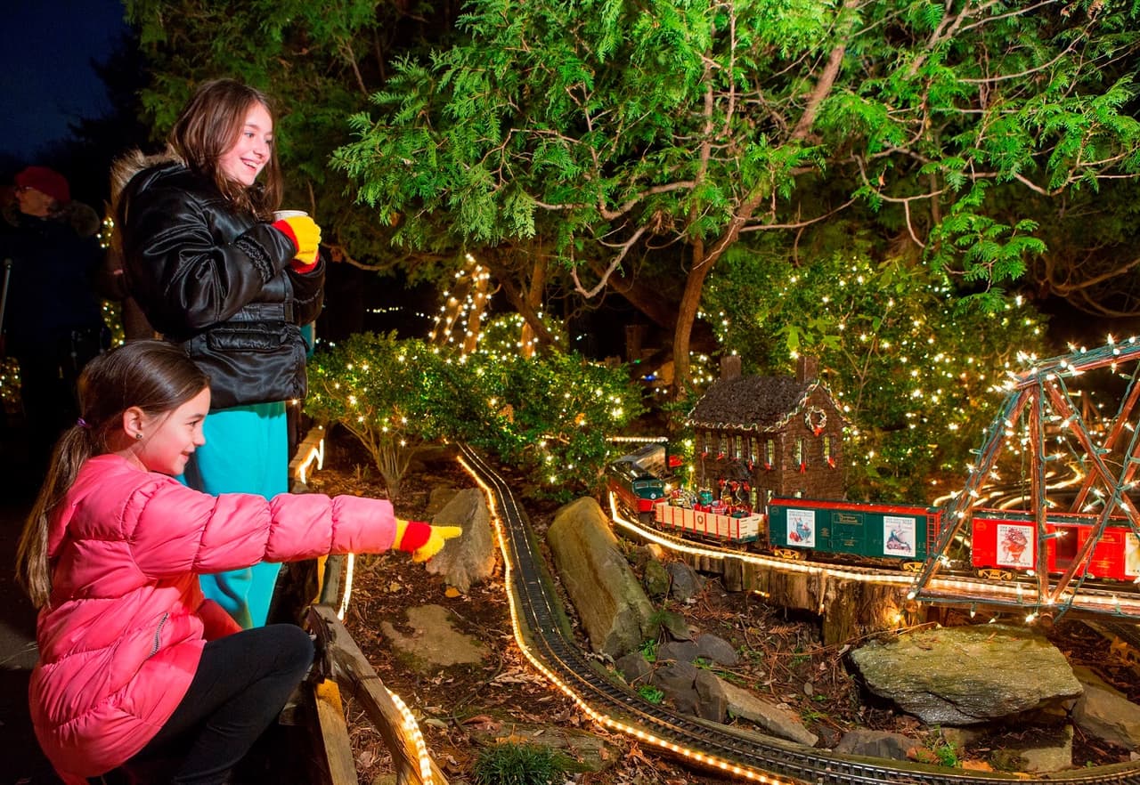 <b><a href="https://www.morrisarboretum.org/gardens_railway_hgr.shtml">Holiday Garden Railway and Nighttime Express at Morris Arboretum (Hasta el 23 de diciembre)</a></b>. El Holiday Garden Railway anual trae un mini-país de las maravillas invernal al histórico Morris Arboretum, con una vía de un cuarto de milla donde los trenes modelo traquetean a lo largo de bucles, a través de túneles y sobre puentes, pasando por pequeñas réplicas perfectas de los amados monumentos de Filadelfia.