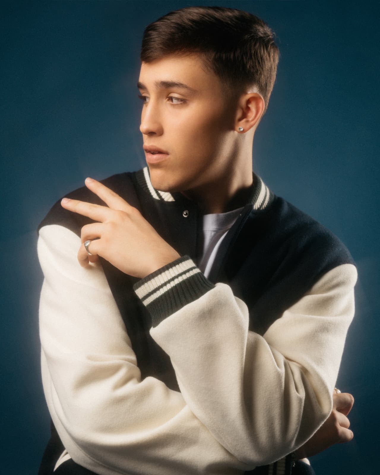 Feid y Karol G lo sorprendieron cuando le dijeron que ellos colaborarían con él en ’Pantysito’ y 
<a href="https://www.univision.com/musica/nueva-cancion-de-karol-g-con-reggaetoneros-jotaerre-alejo-y-moffa-fotos" target="_blank">’Un viaje’</a>. Alejo describe a los colombianos como artistas con ’los pies en la tierra’.