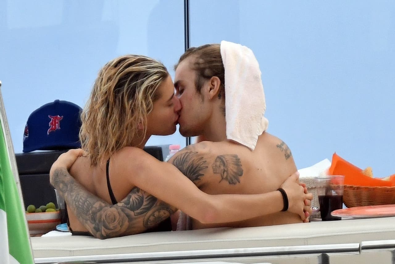 Se acabó 
<b><a href="https://www.univision.com/entretenimiento/algo-no-encaja-en-la-historia-de-amor-con-boda-incluida-de-justin-bieber-y-hailey-baldwin-fotos">la confusión</a></b>: el cantante canadiense
<b> Justin Bieber</b> y la modelo estadounidense 
<b>Hailey Baldwin</b> están casados.