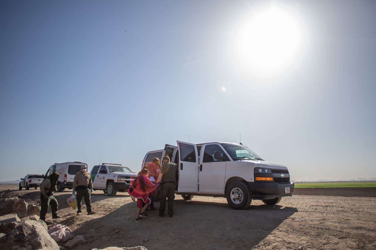 La Patrulla Fronteriza detuvo a 295 colombianos en la frontera sur del país en el año fiscal 2020, 16 en el sector Tucson y 5 en Yuma, en el 2021 se ha notado un incremento en el cruce de suramericanos por esta área de la frontera.