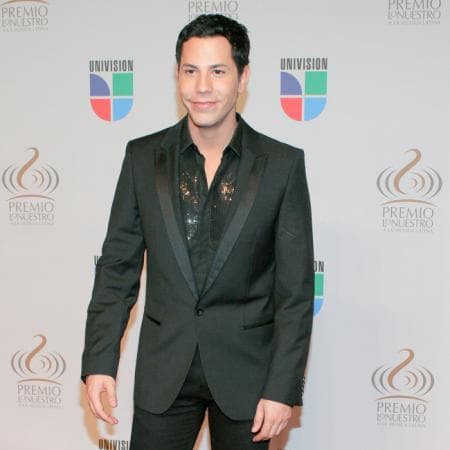 El niño del lado izquierdo es el exRBD 
<a href="https://www.univision.com/entretenimiento/celebridades/cinco-anos-despues-de-su-intento-de-suicidio-christian-chavez-hizo-realidad-su-sueno-fotos#9f79c3a60000">Christian Chávez</a>, quien ha continuado en el mundo de la música y la actuación después del éxito de la telenovela 'Rebelde'.