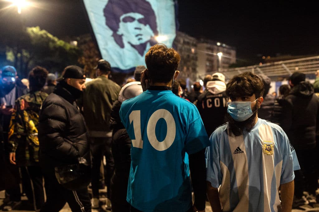 Así viven la muerte de Diego Armando Maradona en San Paolo.