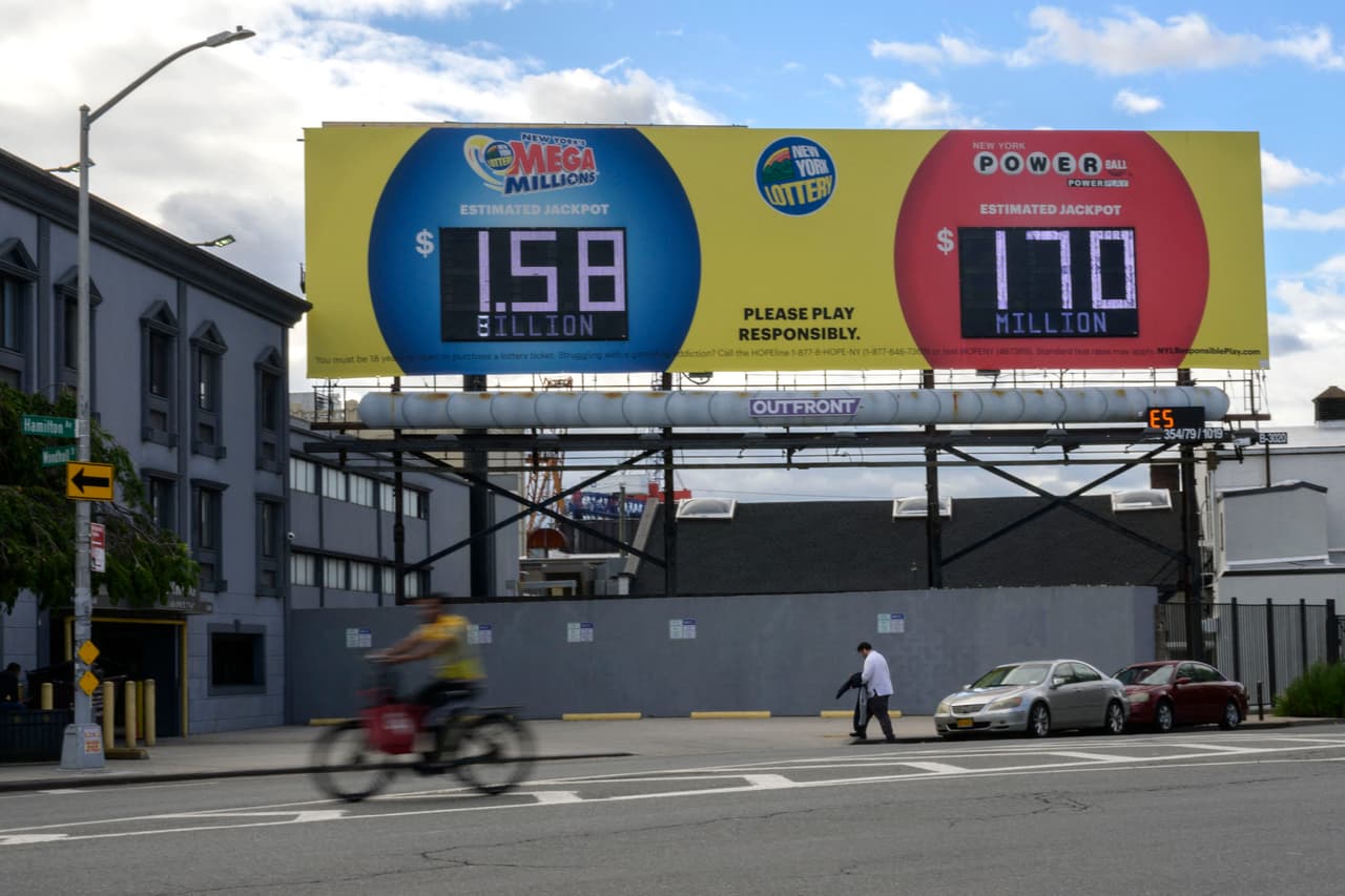 <h2 class="cms-H2-H2">1. $1,580 millones, en Neptune Beach</h2>
<br>
<br>El 8 de agosto pasado, un boleto vendido en Florida se ganó el considerado mayor premio en la historia del Mega Millions: ni más ni menos que uno de 
<b><a href="https://www.univision.com/local/miami-wltv/mega-millions-premio-mayor-1-58-mil-millones-neptune-beach-florida?555" target="_blank">$1,580 millones</a></b>. El ganador acertó a los números 13, 19, 20, 32, 33 y el Mega Ball 14. Compró el ticket en un Publix en Neptune Beach. Aquí te decimos 
<b><a href="https://www.univision.com/local/miami-wltv/ganador-mega-millions-florida-cuanto-dinero-impuestos" target="_blank">cuánto dinero se lleva en realidad</a></b> el ganador 
<b><a href="https://www.univision.com/local/miami-wltv/ganador-mega-millions-florida-cuanto-dinero-impuestos" target="_blank">menos impuestos</a></b>, qué tanto tiempo tiene para reclamar el premio y 
<b><a href="https://www.univision.com/local/miami-wltv/mega-millions-powerball-inmigrante-indocumentado-florida-fotos">qué pasaría si el ganador es un trabajador indocumentado.</a></b>