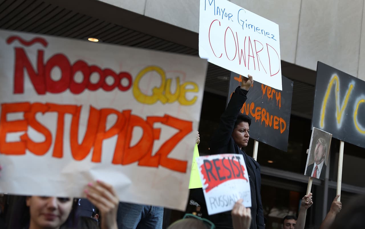 Juez de Miami señala que el condado viola los derechos de los inmigrantes detenidos al ceder a presiones de Trump