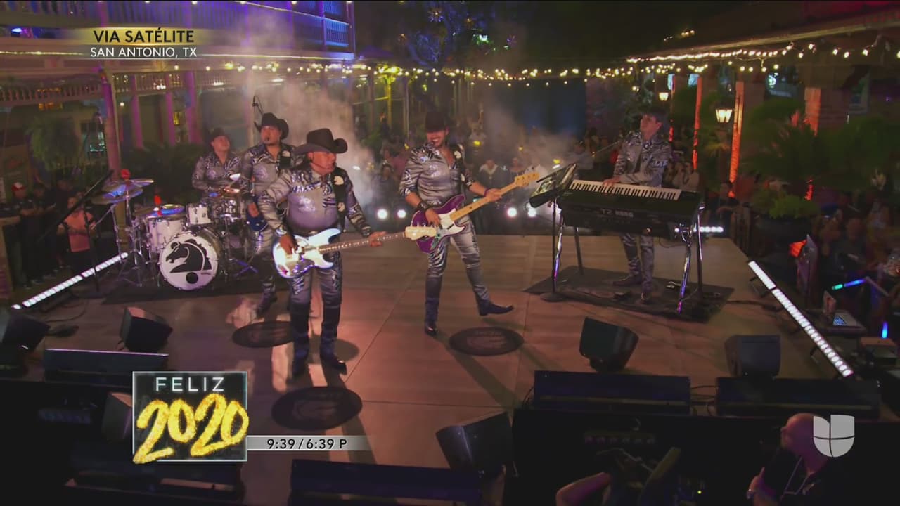 Bronco contagió su ritmo con 'Sergio el bailador' en San Antonio, Texas.