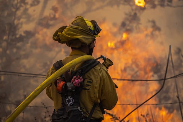 La amenaza del incendio Alisal es tal que ya el estado de California emitió una declaración de emergencia con el fin de solicitar 
<a href="https://www.gov.ca.gov/2021/10/13/california-secures-federal-assistance-to-support-response-to-alisal-fire-in-santa-barbara-county/" target="_blank">ayuda de FEMA</a> para combatir las llamas.