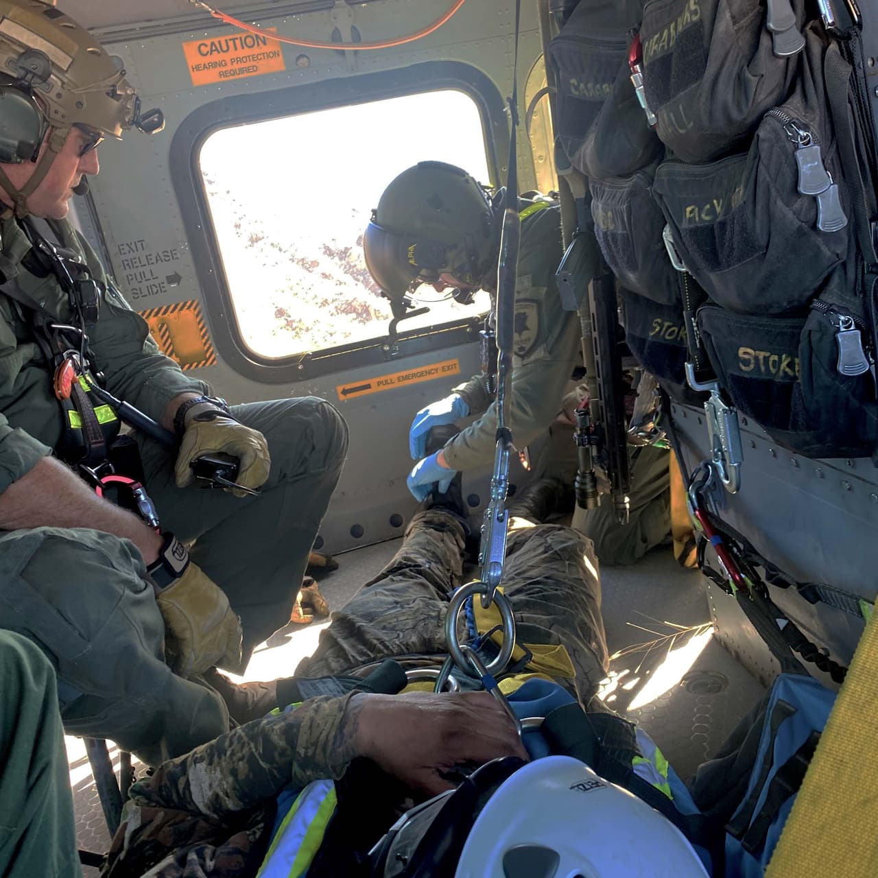 Los oficiales del condado Pinal extrajeron al hombre al helicóptero y lo trasladaron a un hospital local donde lo esperaba un agente de la Patrulla Fronteriza para ser procesado por ingreso ilegal al país.