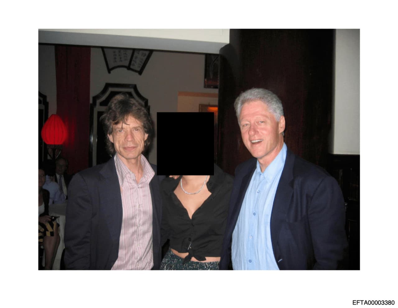 Esta foto sin fecha y censurada, publicada por el Departamento de Justicia de Estados Unidos, muestra a Mick Jagger (izquierda) y al expresidente Bill Clinton (derecha) con una persona desconocida.