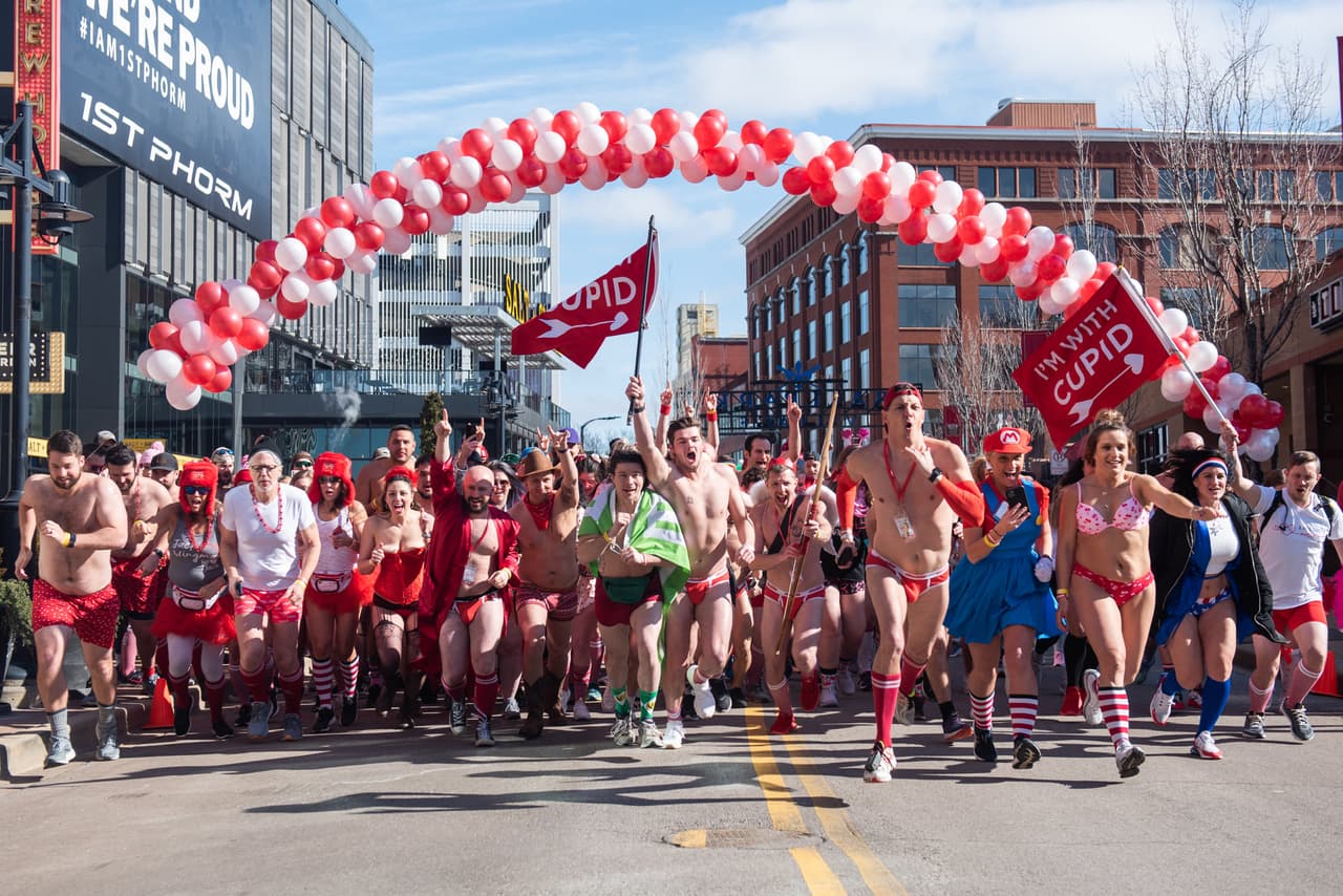 <a href="https://my.cupids.org/event/2023-cupids-undie-run-atlanta/e390681">Cupid’s Undie Run (11 de febrero)</a>. Cada febrero, miles de corredores salen en ropa interior en ciudades de todo el país, ya sea en persona o virtualmente, para apoyar a las personas afectadas por un trastorno genético que hace que crezcan tumores en los nervios de todo el cuerpo y afecta a 1 de cada 3.000 nacimientos. Cupid's Undie Run comienza con bebida y baile, luego se corre una milla (más o menos) y termina con una fiesta.