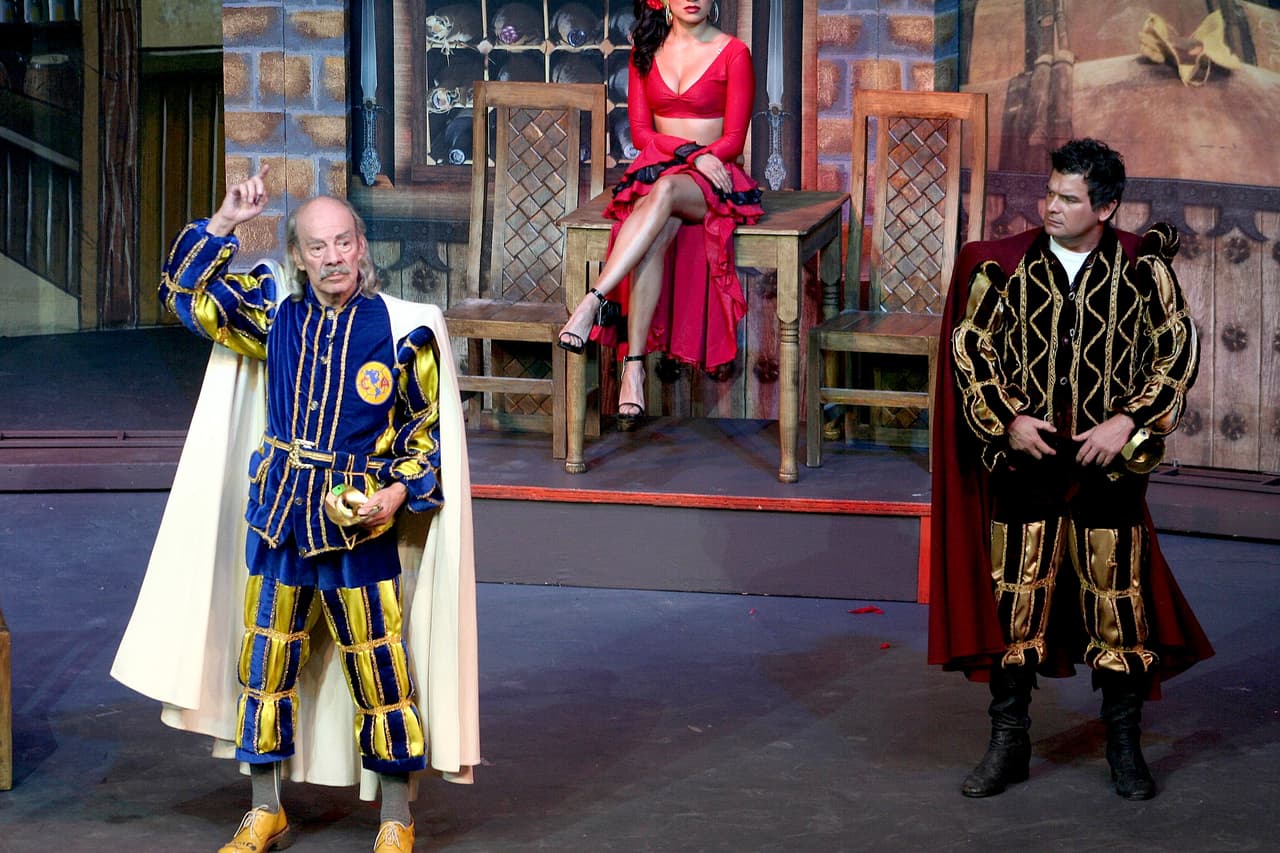 Además de trabajar en la televisión, también ha hecho cine y teatro, siendo en este último en el que cuenta con una carrera más consolidada, al haber participado en exitosas obras como 'Aventurera' y 'El tenorio cómico'.