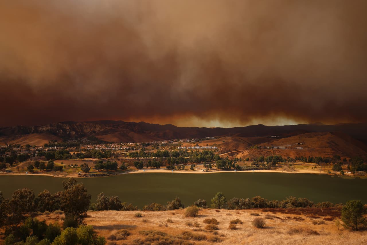 <b>Inicio del Incendio Hughes</b>: El fuego comenzó el miércoles cerca del lago Castaic, a unas 45 millas del centro de Los Ángeles.