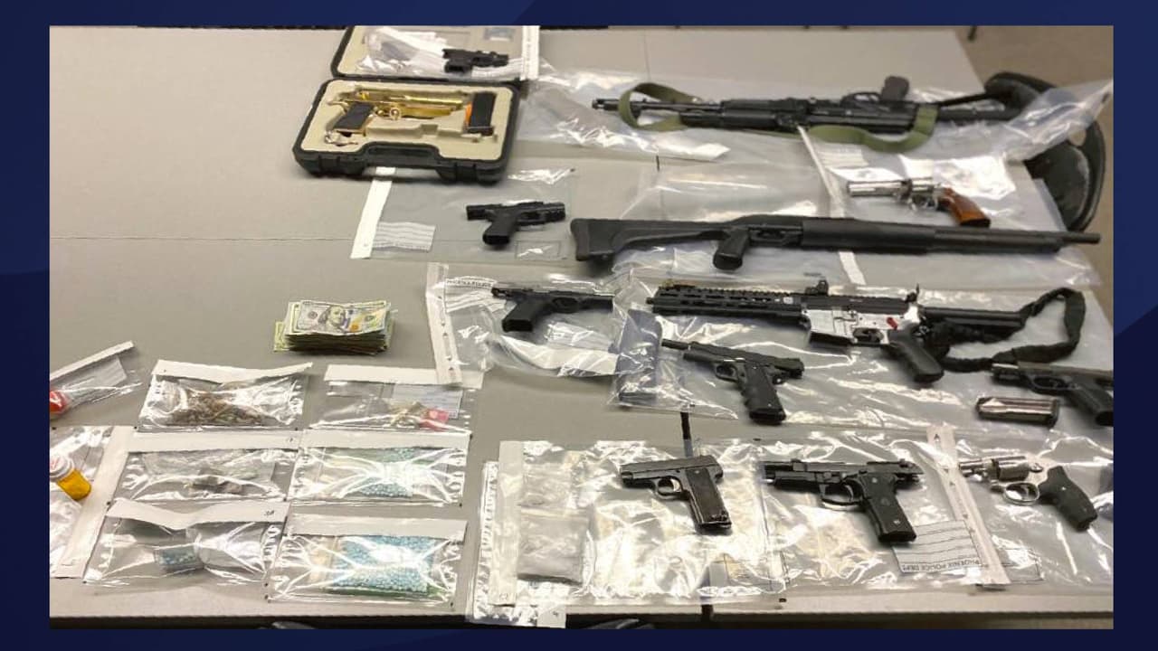 Según la policía de Phoenix, estas son las siguientes cosas que fueron incautadas:
<b>1092 pastillas M30,</b> 15 pistolas, 79
<b>gramos de metanfetamina</b>, 14.5 gramos de
<b>polvo de fentanilo</b>, 27.3 gramos de hongos, 40 barras de Xanax y $9,148.