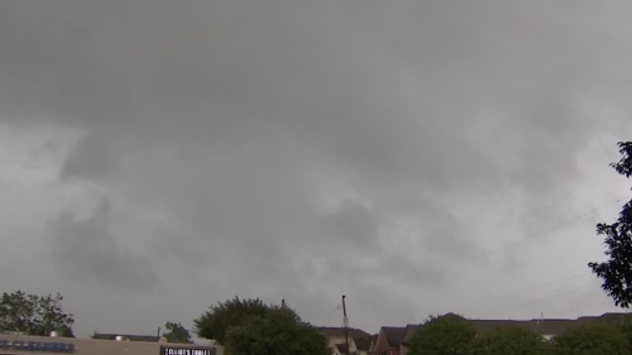 Tenga a la mano una radio que funcione con pilas o televisor. Hable con sus familiares o personas que vivan en su casa para planificar un plan de protección.