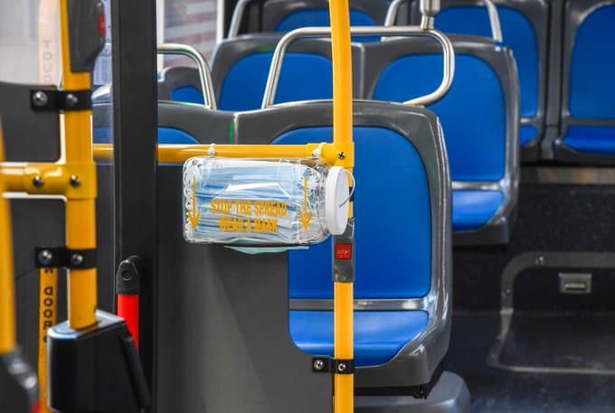 Dispositivos con mascarillas gratis: la nueva medida de la MTA para combatir el coronavirus en los buses