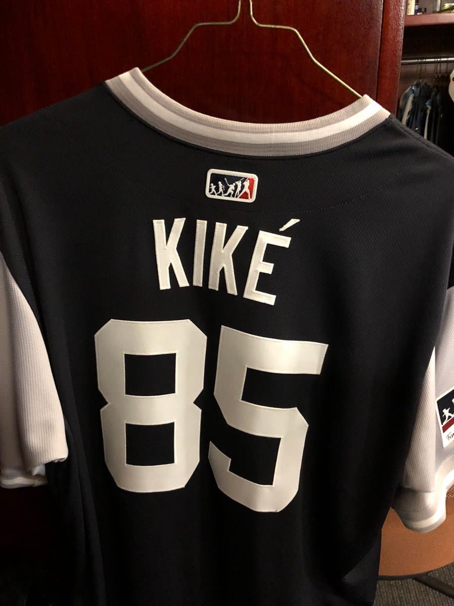 Otra playera, del lanzador mexicano de los New York Yankees, Luis Cessa.