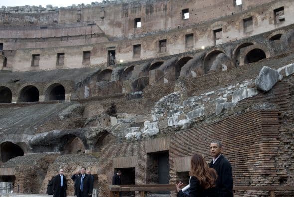 Mientras Obama recibía las explicaciones de la arqueóloga, en un paseo transmitido por la televisión, fuera del Coliseo se veían solo las fuerzas del orden italianas y los agentes de seguridad norteamericanos que protegen al mandatario.