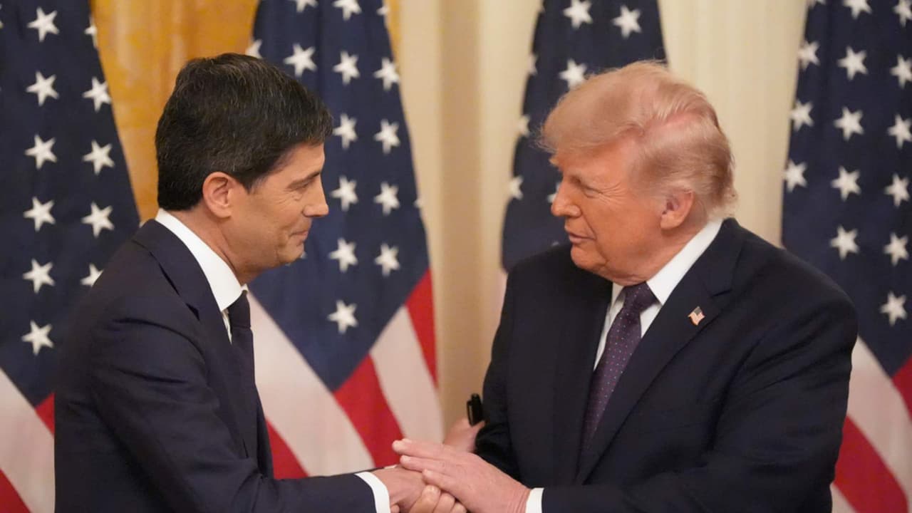Kevin Warsh asume la presidencia de la Reserva Federal en ceremonia con el presidente Trump
