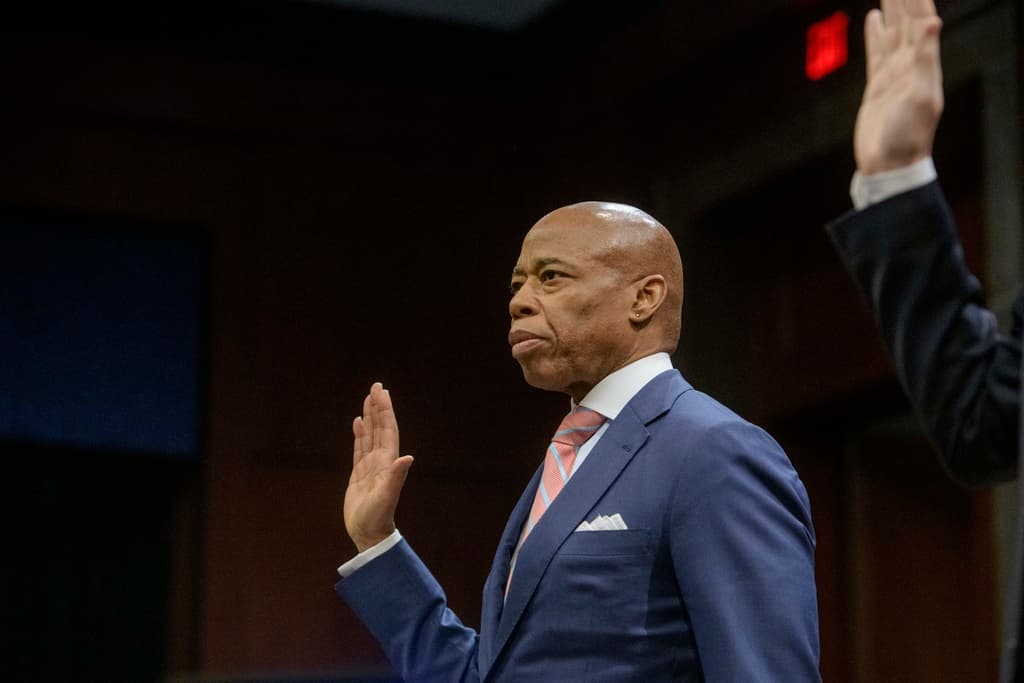 Juez desestima caso contra alcalde Adams tras polémica orden del Departamento de Justicia de Trump