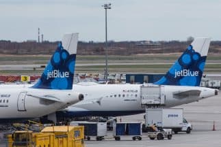 Avión de Jet Blue choca con la cola de otro avión cuando estaba por despegar en el aeropuerto JFK