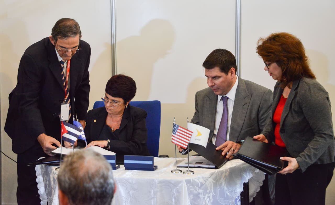 El CEO de Sprint, Marcelo Claure, y la directora de Etecsa, Hilda Arias.