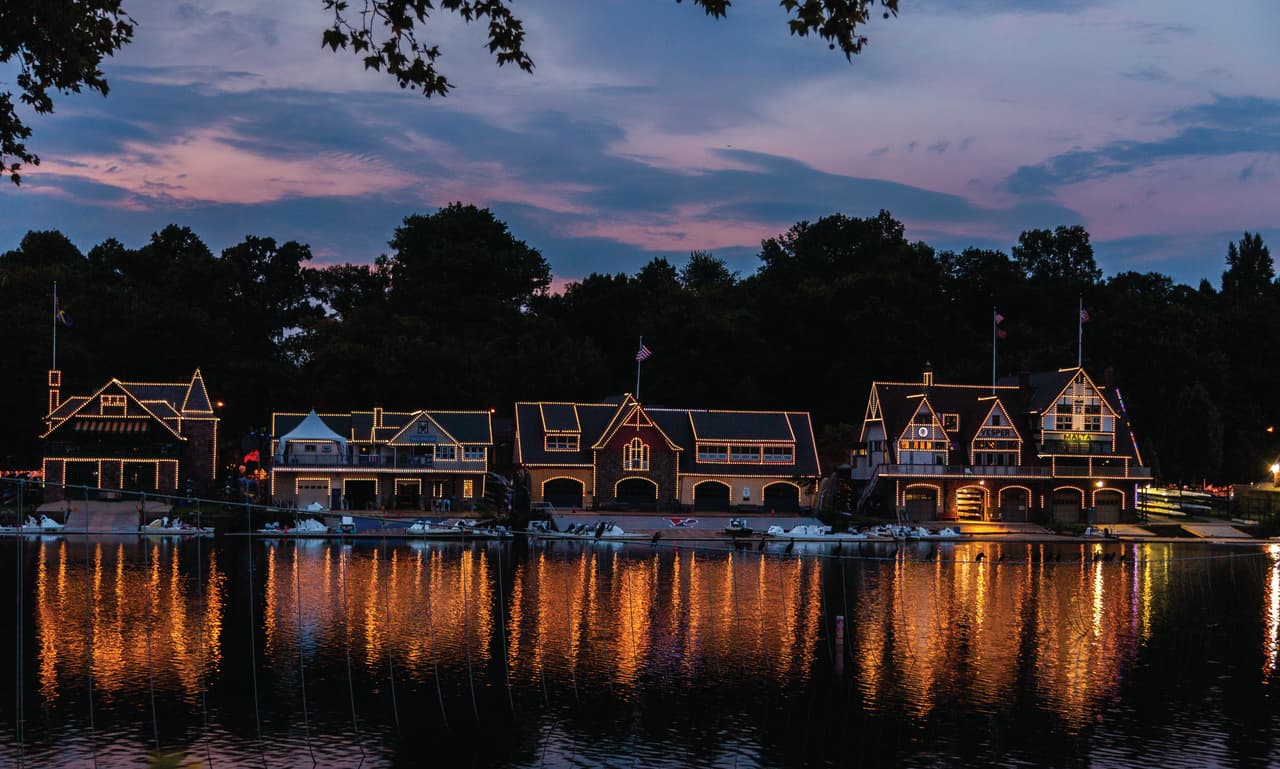 Las luces navideñas se exhibirán en este emblemático monumento de Filadelfia hasta el 25 de diciembre.Luego cambiarán a luces inspiradas en Kwanzaa que se extenderán hasta el 1 de enero.
<br>
<br>Otras atracciones en la región también están disponibles.
<br>