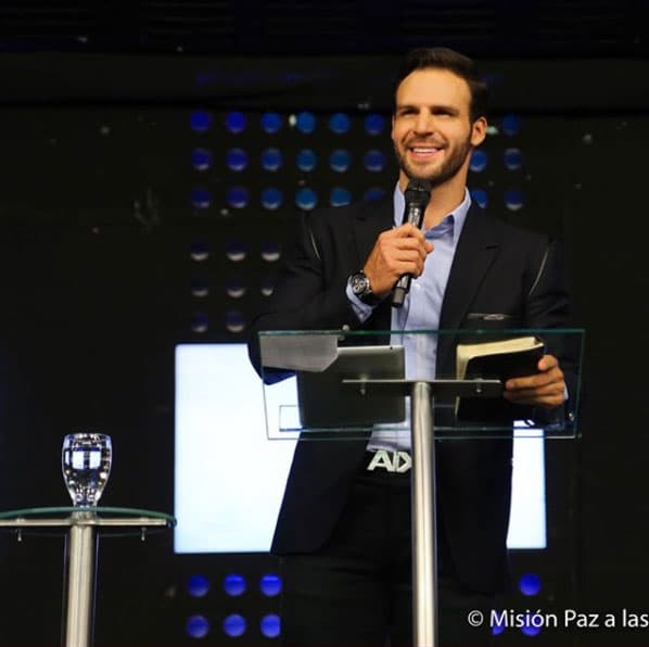 Desde niño 
<b>Alex</b> ha sido cristiano. A los 11 años escogió irse por el camino de la religión. Actualmente es parte del liderazgo de la Iglesia del Nazareno en Cali, Colombia, la cual tiene un ministerio en la cárcel Modelo de Bogotá, en donde dirige un grupo de teatro para evangelizar.