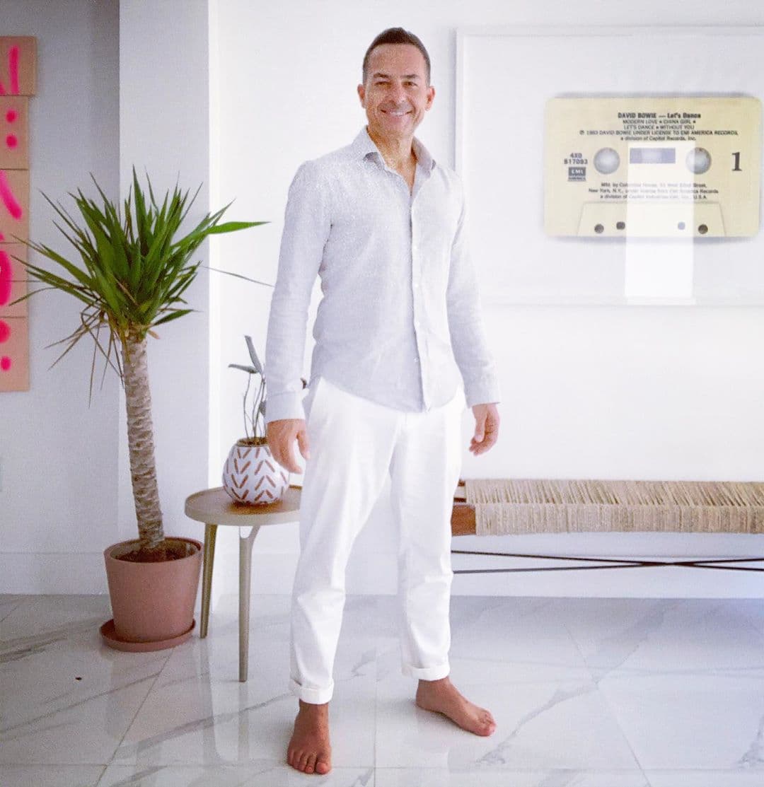 Elegante, pero con los pies frescos.