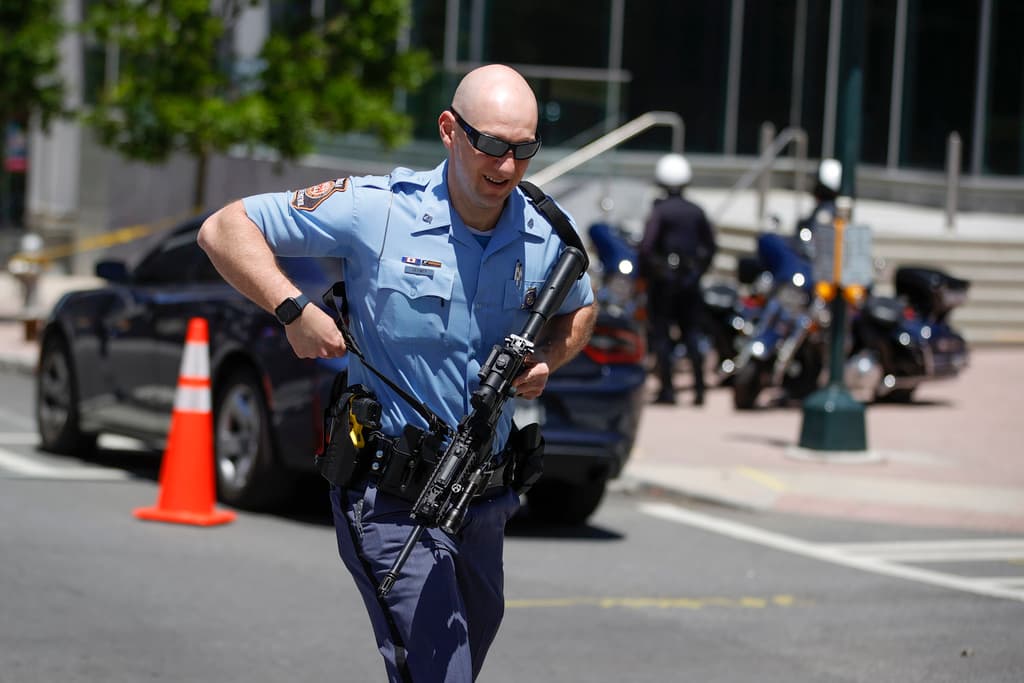 Vehículos de policía y bomberos se encuentran ubicados a lo largo de West Peachtree Street, mientras oficiales con rifles de asalto 
<b>tratan de asegurar la zona frente a la entrada principal de Northside Medical.</b>
<br>