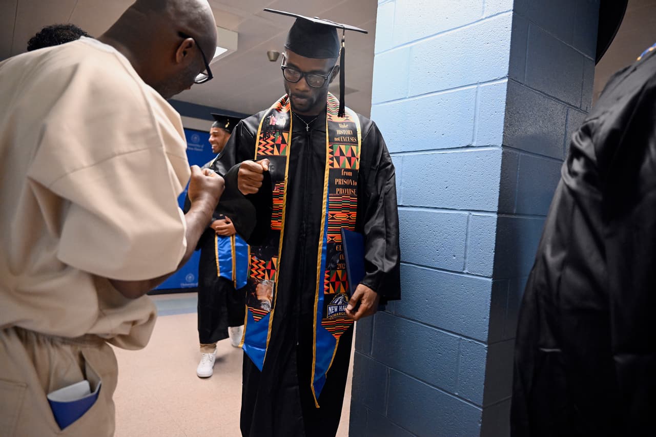 El programa de Yale fue iniciado en 2016 por la exalumna Zelda Roland. Estaba fundamentado en un programa similar del que ella formó parte mientras trabajaba con la Universidad Wesleyan. Yale se asoció con la Universidad de New Haven en 2021, dándole a los estudiantes-reos un camino para obtener títulos universitarios de dos y cuatro años. 
<br>
<br>
<br>