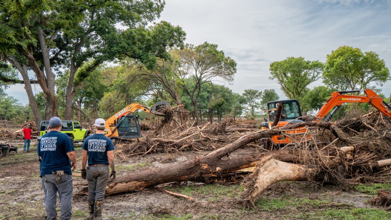 Gobernador Abbott presenta plan de ayuda para damnificados de inundaciones en Kerrville
