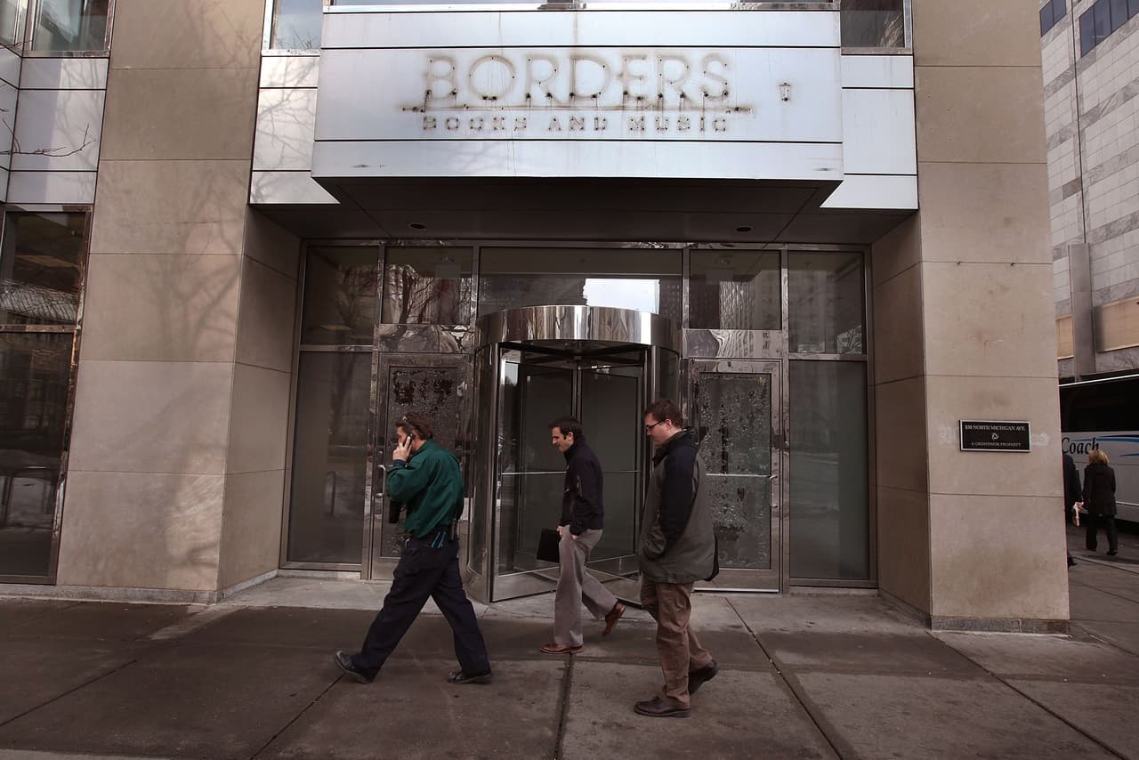 <b>Borders.</b> A medida que Amazon se fue expandiendo de su objetivo inicial de vender libros a través de Internet, las librerías tradicionales como Borders lucharon por sobrevivir. Marcas como Barnes and Noble lanzaron sus propios dispositivos para leer libros en línea, pero Borders no se adaptó a los cambios y se declaró en quiebra en 2011. La empresa tenía una deuda de casi 1,300 millones de dólares, superior al valor total de sus activos.