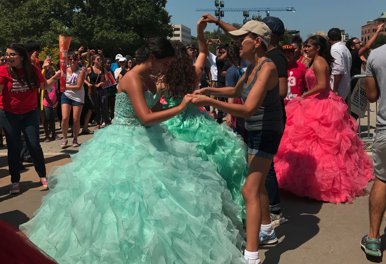 En las escaleras del Capitolio también bailaron varias jóvenes vestidas con trajes de quinceañera, quienes luego lideraron la marcha pacífica que dio fin al evento.