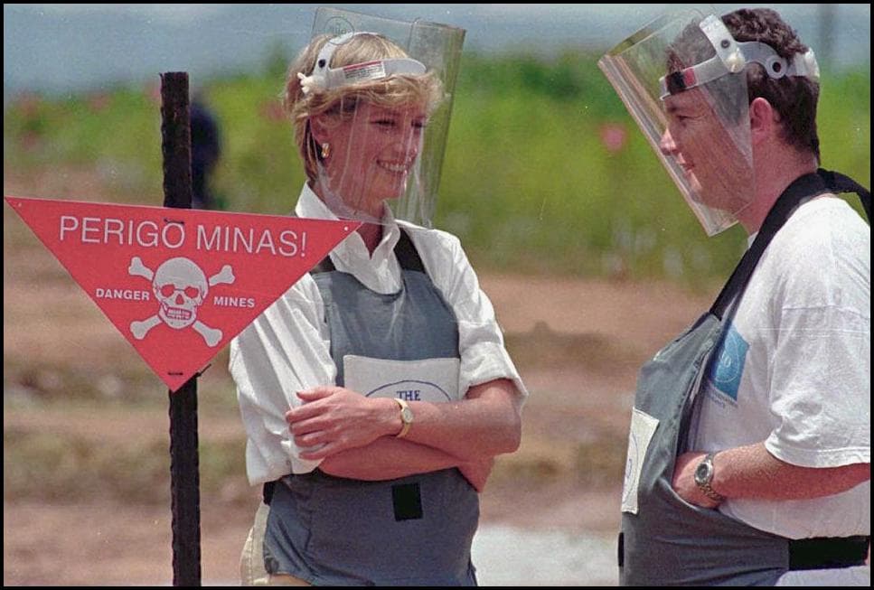 El año en que murió, 1997, la princesa Diana hizo viajes cruciales que sirvieron para visibilizar el drama de los países que tienen campos de minas antipersonales, en muchos casos como resultado de conflictos armados.
<br>
<br>Las fotos de Diana vestida con equipos de protección en un viaje que hizo en enero de 1997 a Angola recorrieron el mundo. 
<b>Diana visitó a sobrevivientes de explosiones, muchos de ellos niños, que fueron mutilados por las minas. </b>Acaparó los titulares mundiales cuando pidió la prohibición de estos dispositivos.