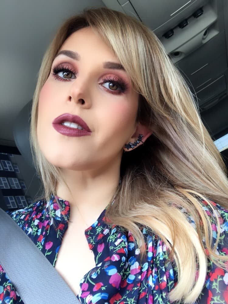 El color morado o vino no pueda faltar en tu colección, ya que te hace tener un 'look' más único con estampados de colores.