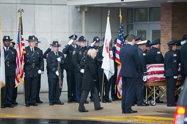 Este lunes, miles de personas se dieron cita en la escuela comunitaria Antioch para despedir al teniente Charles Joseph Gliniewicz, quien fue asesinato por tres sospechosos en el Fox Lake el primero de septiembre.
