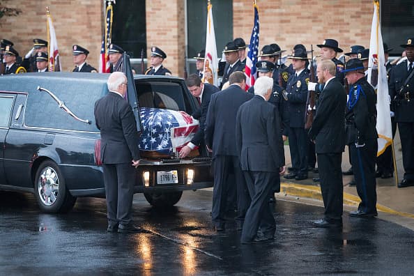 Este lunes, miles de personas se dieron cita en la escuela comunitaria Antioch para despedir al teniente Charles Joseph Gliniewicz, quien fue asesinato por tres sospechosos en el Fox Lake el primero de septiembre.