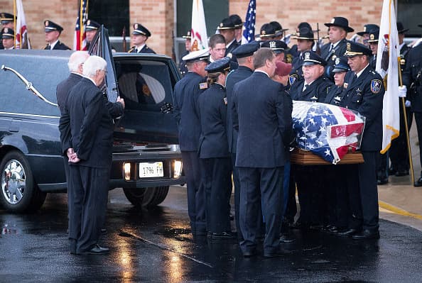 Este lunes, miles de personas se dieron cita en la escuela comunitaria Antioch para despedir al teniente Charles Joseph Gliniewicz, quien fue asesinato por tres sospechosos en el Fox Lake el primero de septiembre.