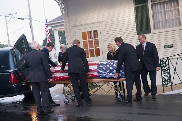 Este lunes, miles de personas se dieron cita en la escuela comunitaria Antioch para despedir al teniente Charles Joseph Gliniewicz, quien fue asesinato por tres sospechosos en el Fox Lake el primero de septiembre.