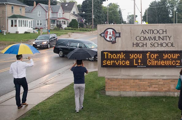 Este lunes, miles de personas se dieron cita en la escuela comunitaria Antioch para despedir al teniente Charles Joseph Gliniewicz, quien fue asesinato por tres sospechosos en el Fox Lake el primero de septiembre.