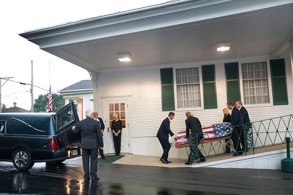 Este lunes, miles de personas se dieron cita en la escuela comunitaria Antioch para despedir al teniente Charles Joseph Gliniewicz, quien fue asesinato por tres sospechosos en el Fox Lake el primero de septiembre.