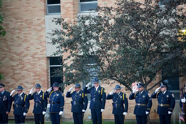 Este lunes, miles de personas se dieron cita en la escuela comunitaria Antioch para despedir al teniente Charles Joseph Gliniewicz, quien fue asesinato por tres sospechosos en el Fox Lake el primero de septiembre.