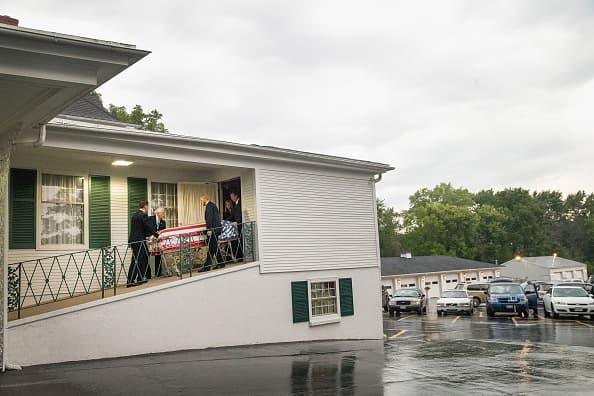 Este lunes, miles de personas se dieron cita en la escuela comunitaria Antioch para despedir al teniente Charles Joseph Gliniewicz, quien fue asesinato por tres sospechosos en el Fox Lake el primero de septiembre.