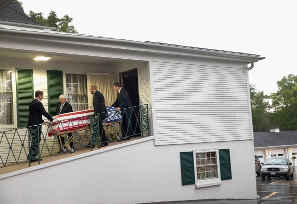 Este lunes, miles de personas se dieron cita en la escuela comunitaria Antioch para despedir al teniente Charles Joseph Gliniewicz, quien fue asesinato por tres sospechosos en el Fox Lake el primero de septiembre.