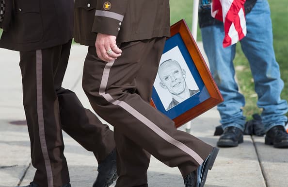 Este lunes, miles de personas se dieron cita en la escuela comunitaria Antioch para despedir al teniente Charles Joseph Gliniewicz, quien fue asesinato por tres sospechosos en el Fox Lake el primero de septiembre.