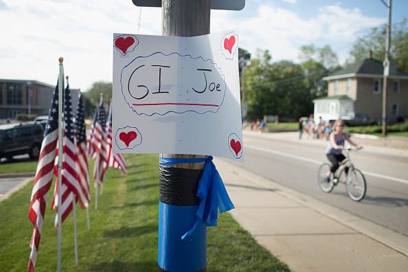 Este lunes, miles de personas se dieron cita en la escuela comunitaria Antioch para despedir al teniente Charles Joseph Gliniewicz, quien fue asesinato por tres sospechosos en el Fox Lake el primero de septiembre.