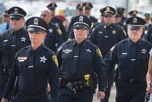 Este lunes, miles de personas se dieron cita en la escuela comunitaria Antioch para despedir al teniente Charles Joseph Gliniewicz, quien fue asesinato por tres sospechosos en el Fox Lake el primero de septiembre.