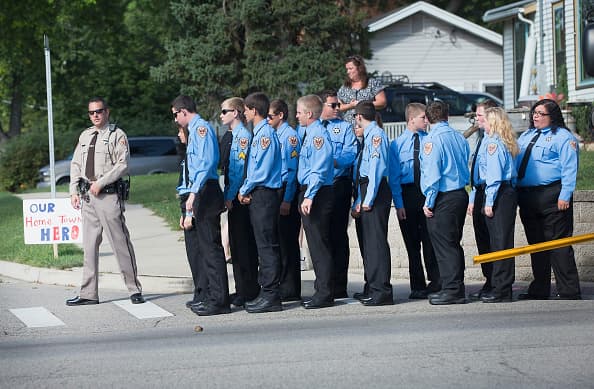 Este lunes, miles de personas se dieron cita en la escuela comunitaria Antioch para despedir al teniente Charles Joseph Gliniewicz, quien fue asesinato por tres sospechosos en el Fox Lake el primero de septiembre.